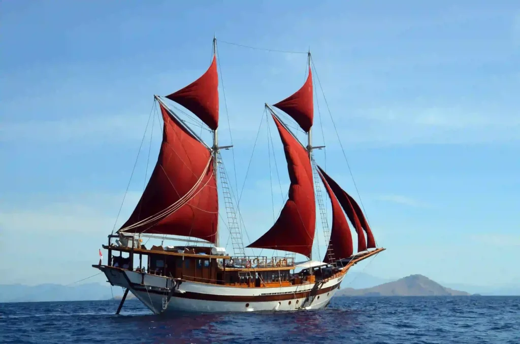 What Is a Phinisi Liveaboard? An Indonesian Dive-Yacht Guide